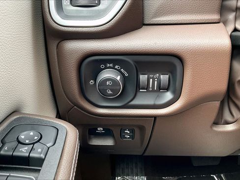 Used 2025 RAM 1500 Laramie AWD/4WD image 32