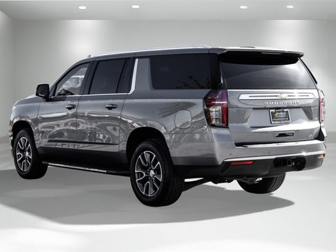 Used 2022 Chevrolet Suburban LT w/ Luxury Package image 8