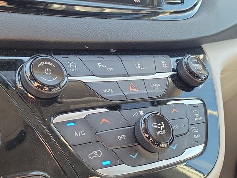 Used 2023 Chrysler Pacifica Touring-L image 30