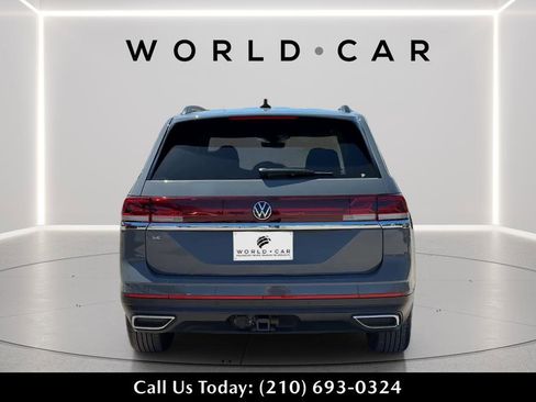 Used 2025 Volkswagen Atlas SE image 4