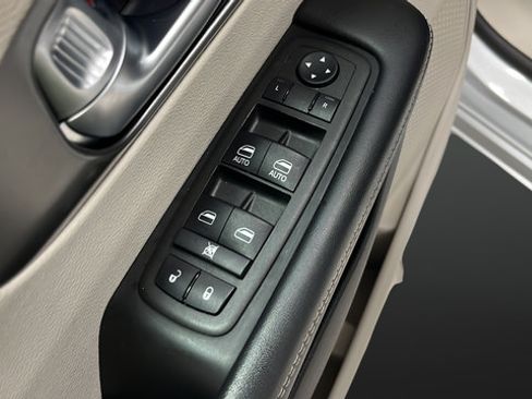Used 2024 Chrysler Pacifica Touring-L FWD image 21