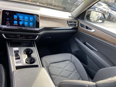 Used 2025 Volkswagen Atlas SE image 16