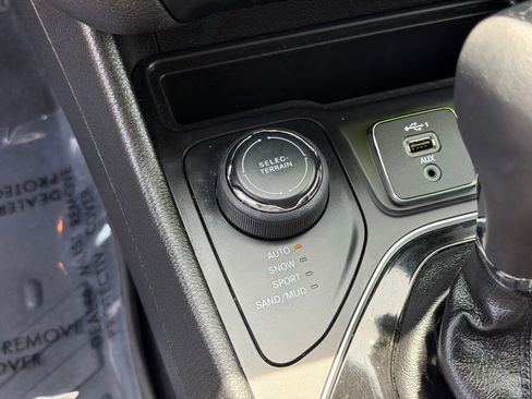 Used 2021 Jeep Cherokee Latitude Plus AWD/4WD image 22