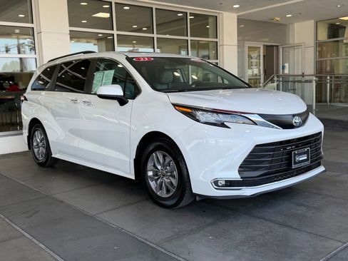 Certified 2023 Toyota Sienna XLE AWD/4WD image 7