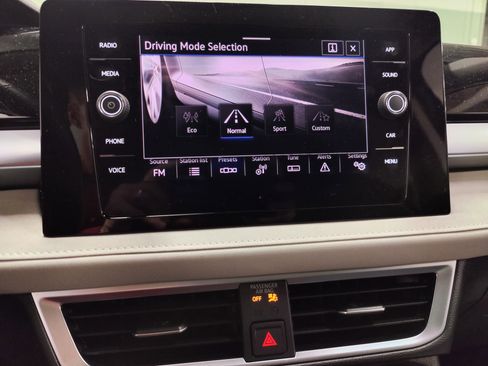 Used 2025 Volkswagen Taos SE image 21