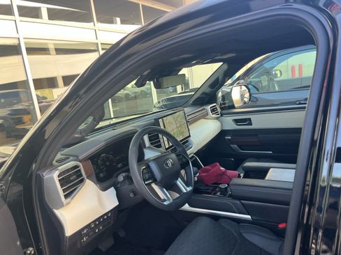Used 2025 Toyota Sequoia Capstone AWD/4WD image 9