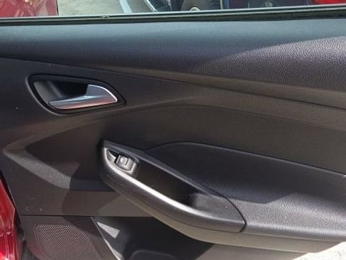 Used 2014 Ford Focus SE FWD image 28