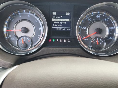 Used 2011 Chrysler Town & Country Touring-L image 15