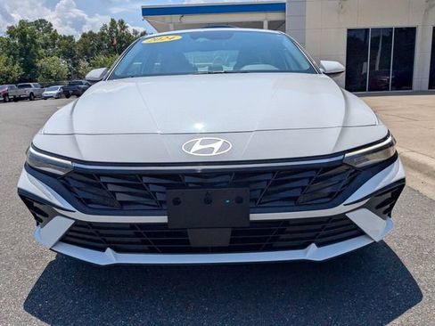 Used 2024 Hyundai Elantra SEL w/ Convenience Package FWD image 3