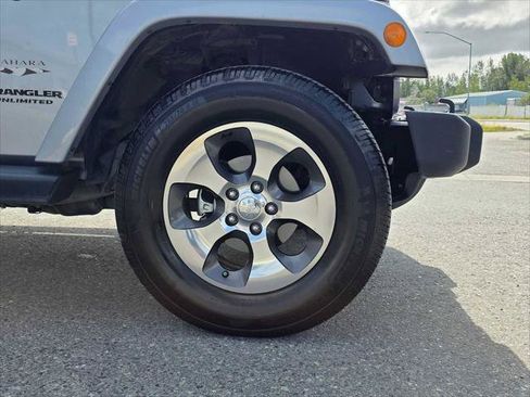 Used 2017 Jeep Wrangler Unlimited Sahara w/ Connectivity Group AWD/4WD image 9