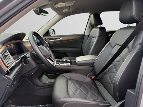 Used 2025 Volkswagen Atlas SE FWD image 9