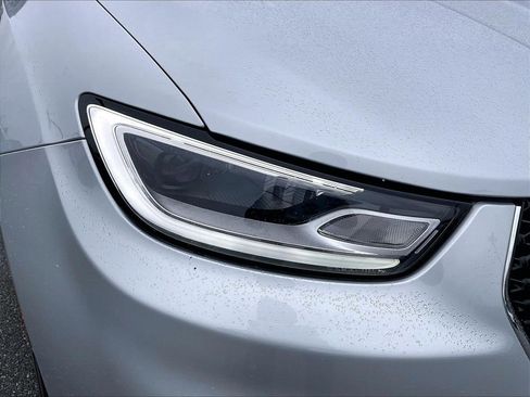 Used 2024 Chrysler Pacifica Touring-L image 28