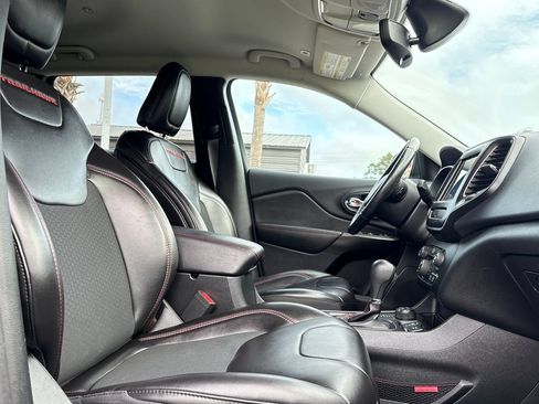 Used 2019 Jeep Cherokee Trailhawk w/ Cold Weather Group AWD/4WD image 30