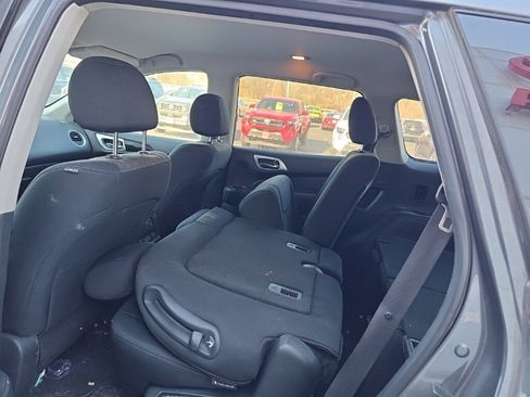 Used 2018 Nissan Pathfinder SV w/ SV Tech Package image 12