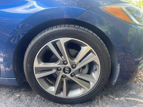Used 2017 Hyundai Elantra Limited FWD image 4