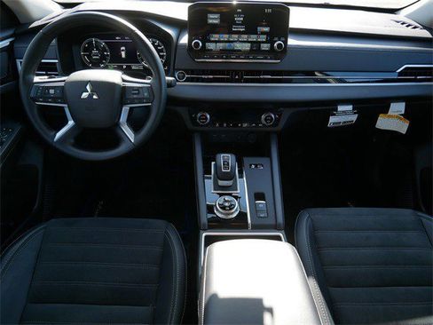Used 2025 Mitsubishi Outlander SE image 11