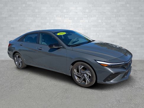 Used 2025 Hyundai Elantra Sport image 1