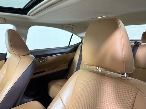 Used 2018 Lexus ES 350 w/ Luxury Package w/Wood Trim image 14