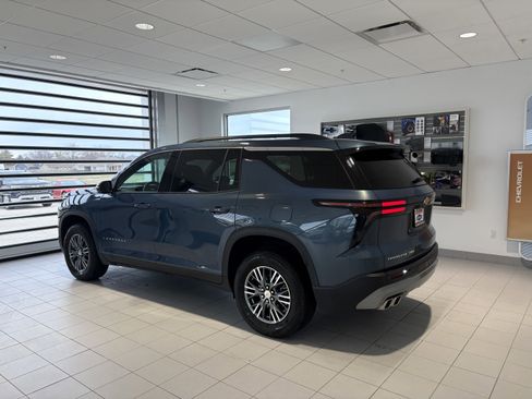 Used 2025 Chevrolet Traverse LT image 3