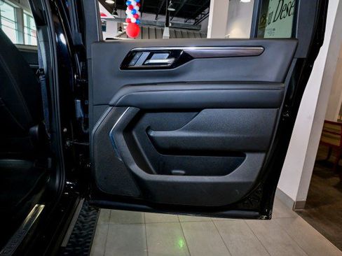 Used 2025 Chevrolet Suburban Z71 AWD/4WD image 27