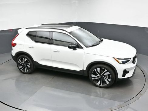 Used 2023 Volvo XC40 B5 Plus AWD/4WD image 18