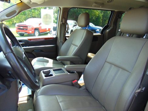 Used 2013 Chrysler Town & Country Touring FWD image 8