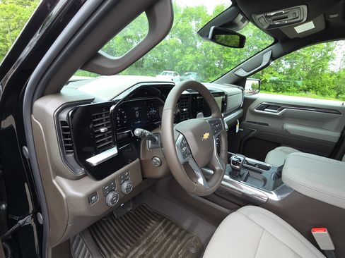 New 2026 Chevrolet Silverado 1500 LTZ w/ Z71 Off-Road Package AWD/4WD image 15