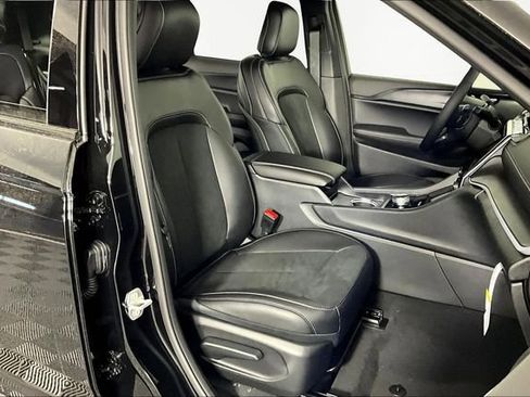 New 2025 Jeep Grand Cherokee L Altitude image 11