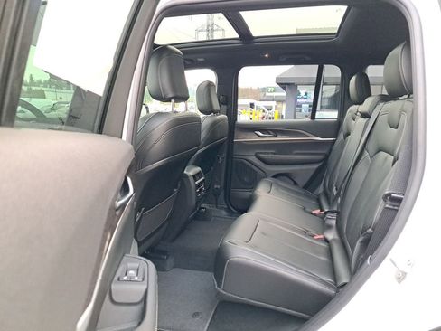 New 2025 Jeep Grand Cherokee Limited image 13