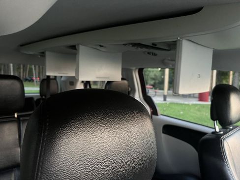 Used 2013 Chrysler Town & Country Touring FWD image 20