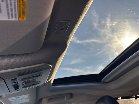 Used 2024 Toyota Highlander Limited image 9