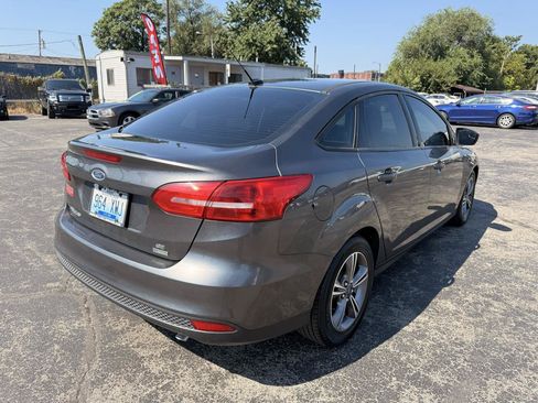 Used 2018 Ford Focus SE w/ SE Appearance Package FWD image 9