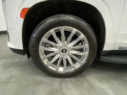 Used 2021 Cadillac Escalade ESV Premium Luxury AWD/4WD image 19