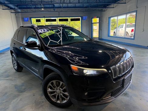 Used 2019 Jeep Cherokee Latitude Plus w/ Cold Weather Group AWD/4WD image 6