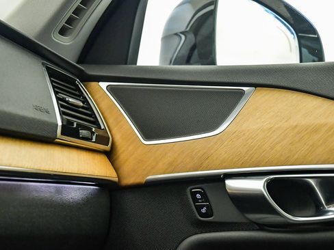 Certified 2025 Volvo XC90 B6 Plus image 27