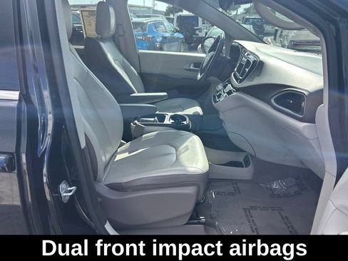 Used 2018 Chrysler Pacifica Touring-L FWD image 21