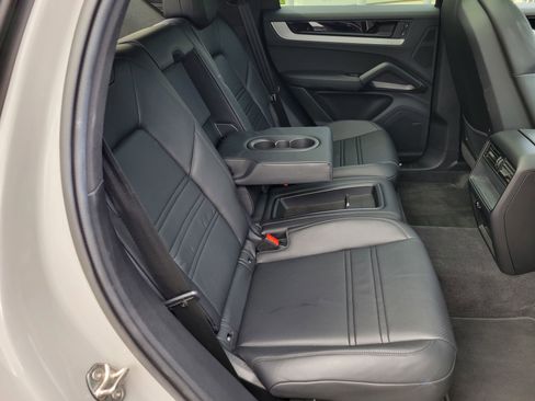 Used 2025 Porsche Cayenne Coupe AWD/4WD image 31
