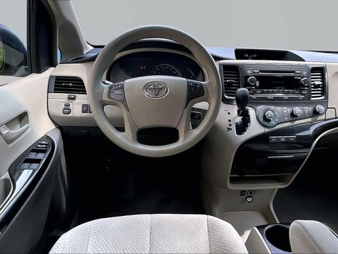 Used 2012 Toyota Sienna LE w/ Towing Pkg FWD image 6