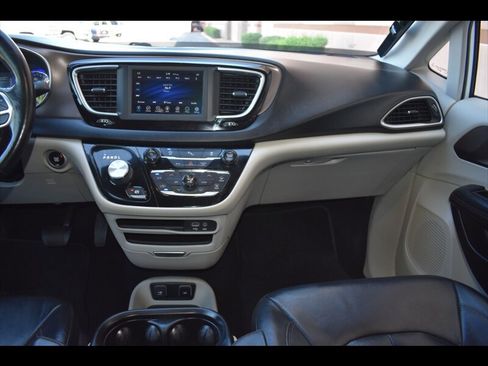 Used 2019 Chrysler Pacifica Touring-L image 31
