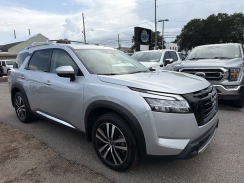 Used 2024 Nissan Pathfinder Platinum FWD image 4