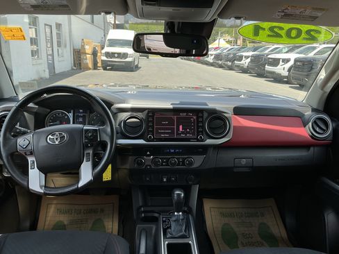 Used 2021 Toyota Tacoma SR5 AWD/4WD image 11