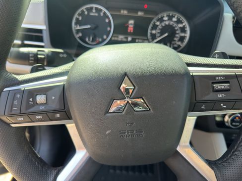 Used 2025 Mitsubishi Outlander SE image 17