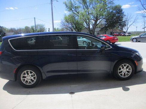 Used 2017 Chrysler Pacifica Touring FWD image 2