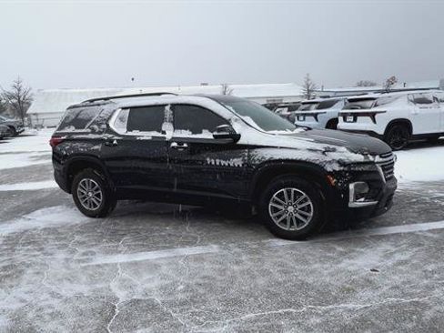 Used 2023 Chevrolet Traverse LT image 2