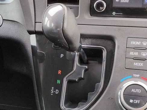 Used 2018 Toyota Sienna SE w/ Carpet Mat Package image 28