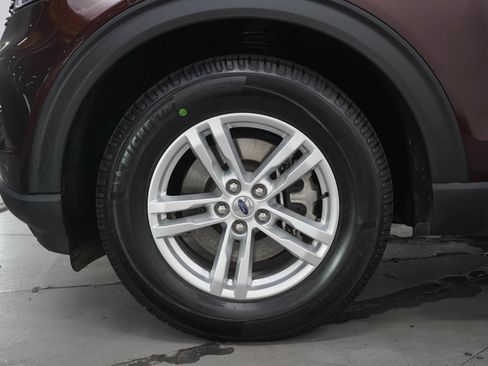 Used 2020 Ford Explorer XLT w/ Equipment Group 202A AWD/4WD image 30