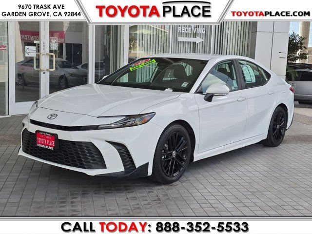 Used 2025 Toyota Camry SE FWD image 1