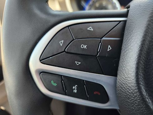Used 2024 Chrysler Pacifica Touring-L FWD image 24