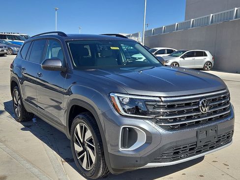 Used 2025 Volkswagen Atlas SE FWD image 2