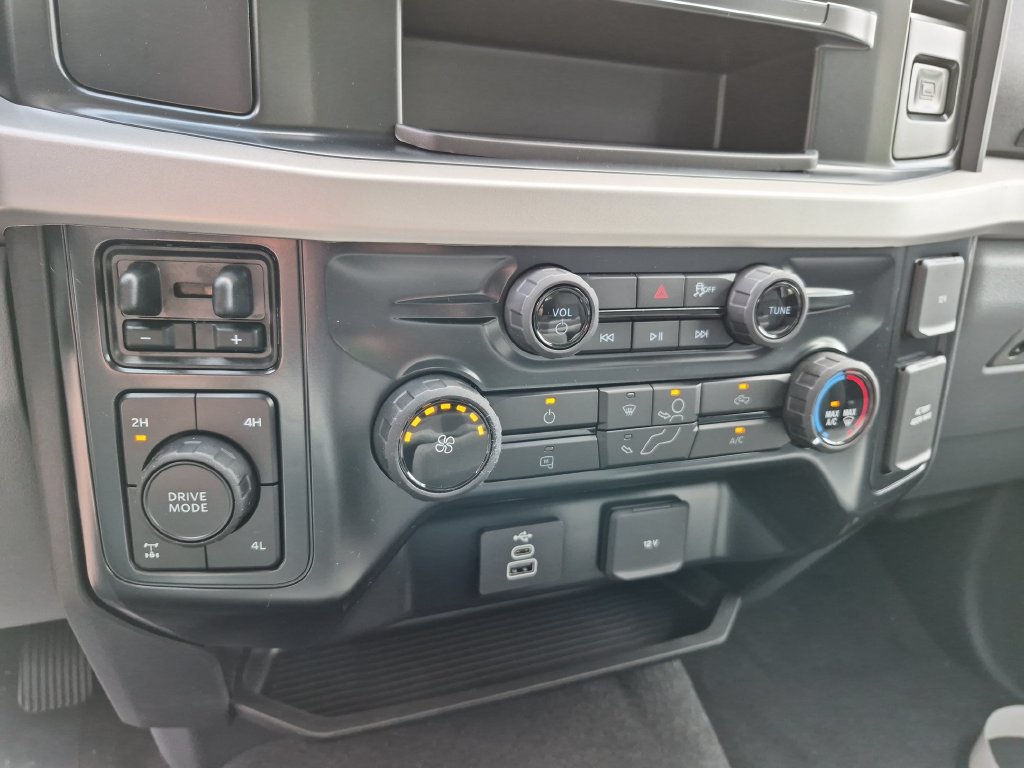 New 2026 Ford F250 XLT w/ FX4 Off-Road Package AWD/4WD image 21